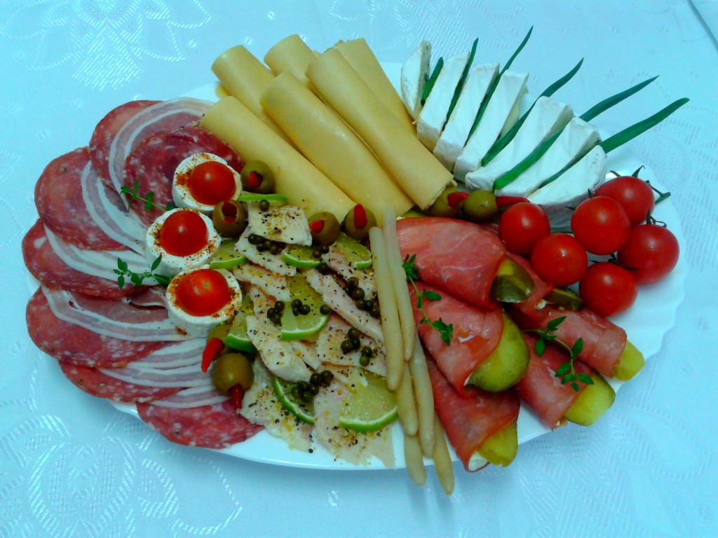 Catering - przykładowa potrawa - "talerz różności" Catering - przykładowa potrawa - "talerz różności"